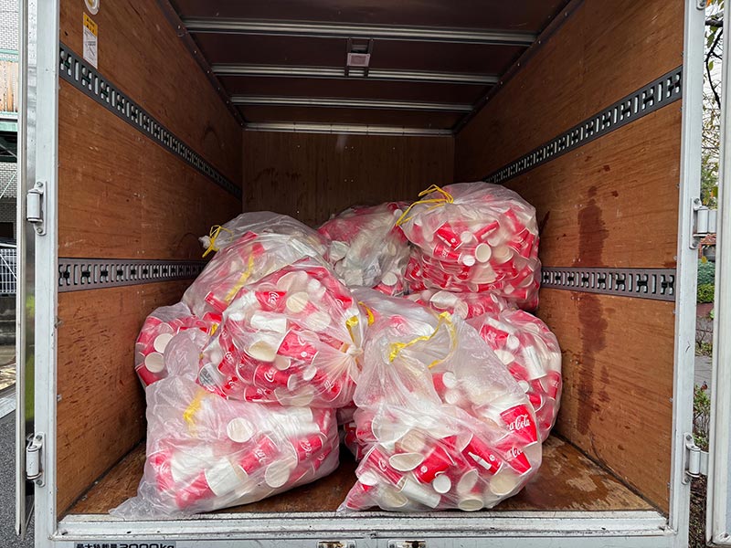 画像：運ばれる紙コップ